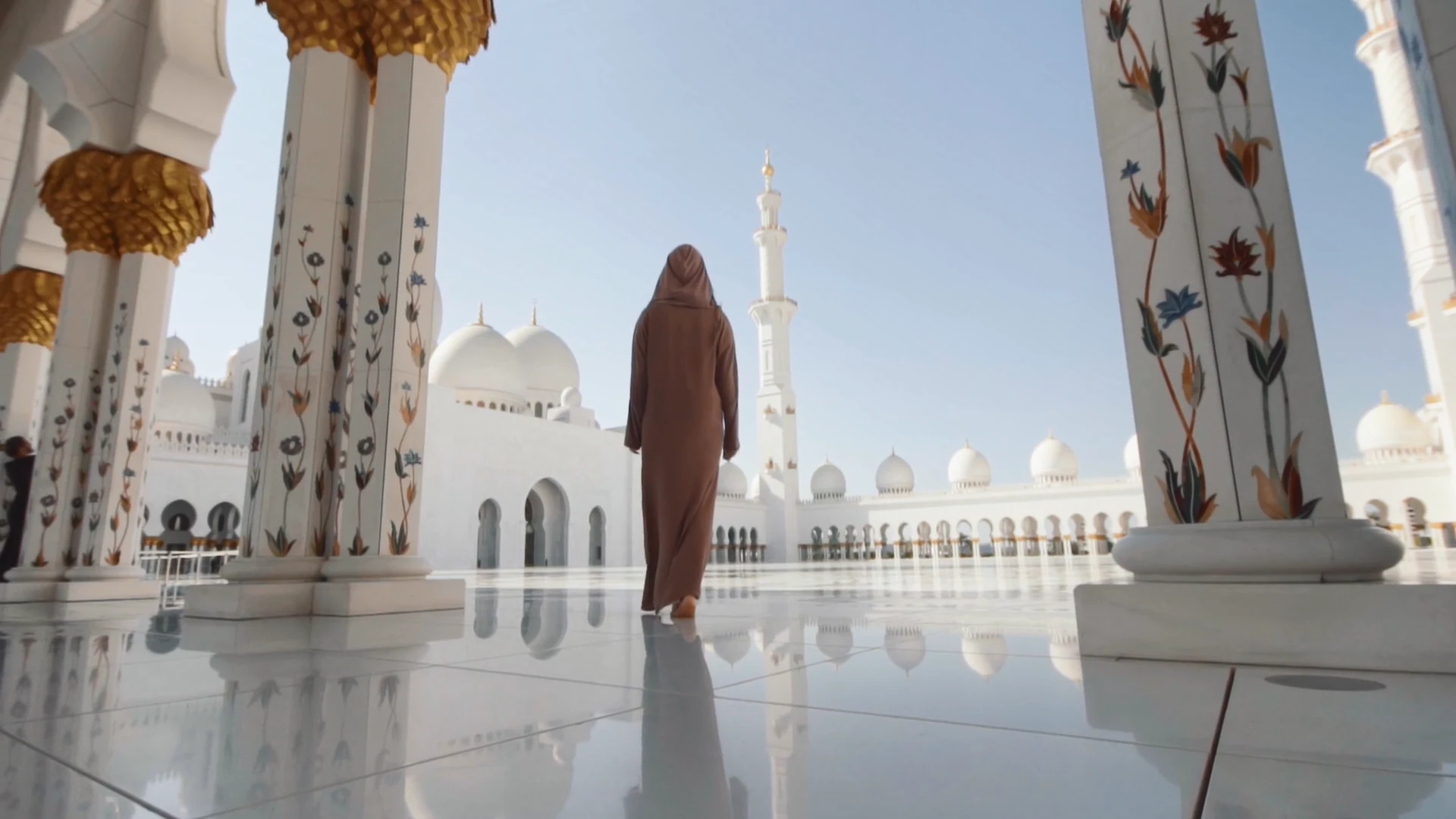 A guest walking through Sheikh Zayed Grand Mosque during an Abu Dhabi half-day city tour.